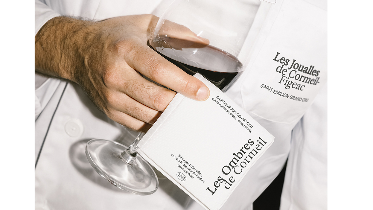 Les Joualles de Cormeil-Figeac — verre de vin et édition Les Ombres de Cormeil